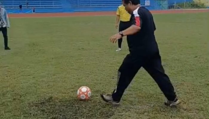 Turnamen Sepak Bola Fourpeo Veteran U-40 Resmi Dibuka Prof Safarudin Dengan Tendagan Bola Pertama