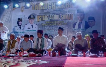 Ribuan Warga Hadiri Tabligh Akbar Bersama KH. Abdul Somad di Desa Paku, 