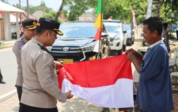 Tebar Semangat Kemerdekaan, Polres Basel Bagikan Bendera Merah Putih ke Masyarakat dan Pengendara