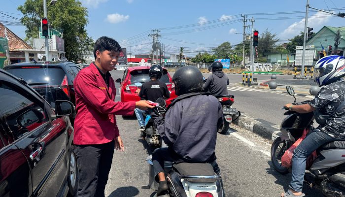 IMM Bangka Belitung Bagikan Bendera Merah Putih, Kobarkan Semangat Nasionalisme