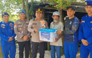 Polres Bangka Selatan Gelar Bansos dan Jumat Berkah untuk Warga Pesisir Pantai Kelisut