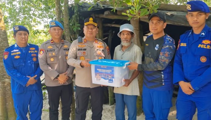 Polres Bangka Selatan Gelar Bansos dan Jumat Berkah untuk Warga Pesisir Pantai Kelisut