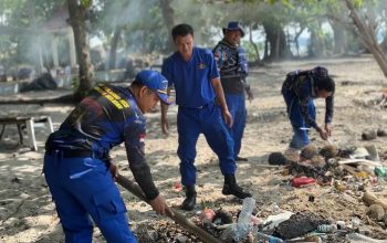 Sat Polairud Polres Basel Gelar Aksi Bersih-Bersih di Pantai Tanjung Kerasak