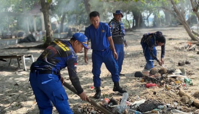 Sat Polairud Polres Basel Gelar Aksi Bersih-Bersih di Pantai Tanjung Kerasak
