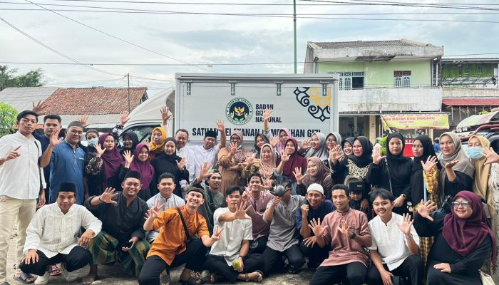 Puluhan Relawan Dapur SPPG Teladan 1 Turun ke Jalan, Berbagi Takjil untuk Pengendara